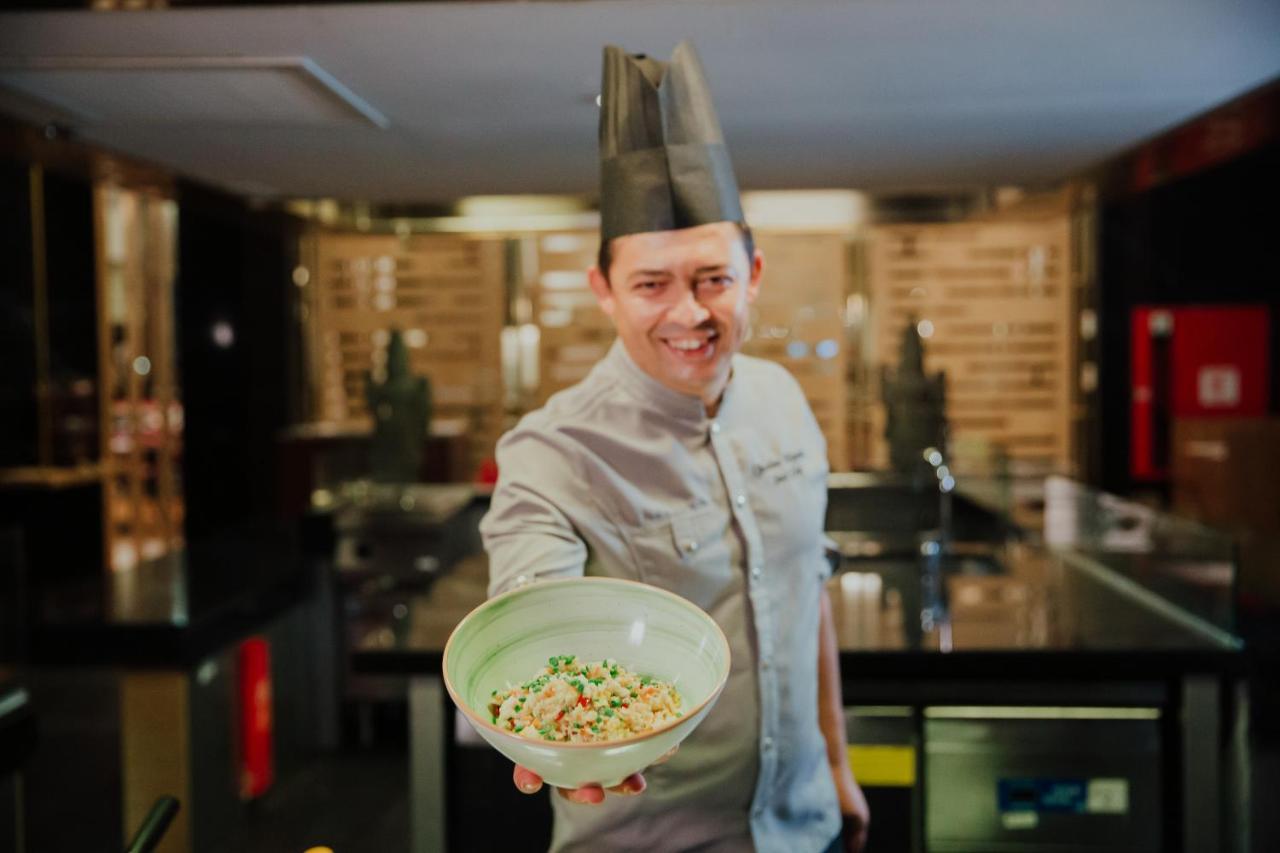 โรงแรมไอซี กรีน พาเลซ อันตัลยา ภายนอก รูปภาพ A chef wearing a toque