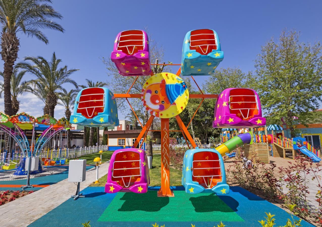 โรงแรมไอซี กรีน พาเลซ อันตัลยา ภายนอก รูปภาพ A ferris wheel at a children's park